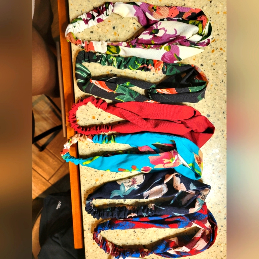 Set of 6 multicolored headbands.
